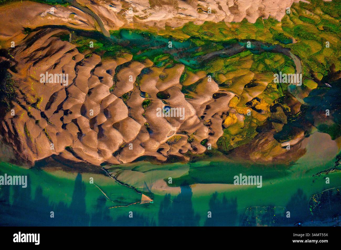Blick aus der Vogelperspektive auf kleine Fischerboote, die entlang des Kaliganga-Flusses in Dhaka, Bangladesch fischen. Stockfoto