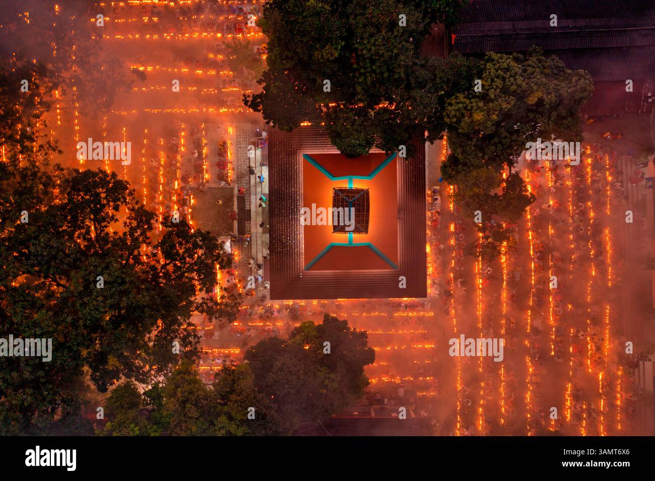 Aus der Vogelperspektive von Menschen, die beten und anbeten, im Sri Bramhachar Tempel für das Hindufasten Festival in Sonargaon, Bangladesch. Stockfoto