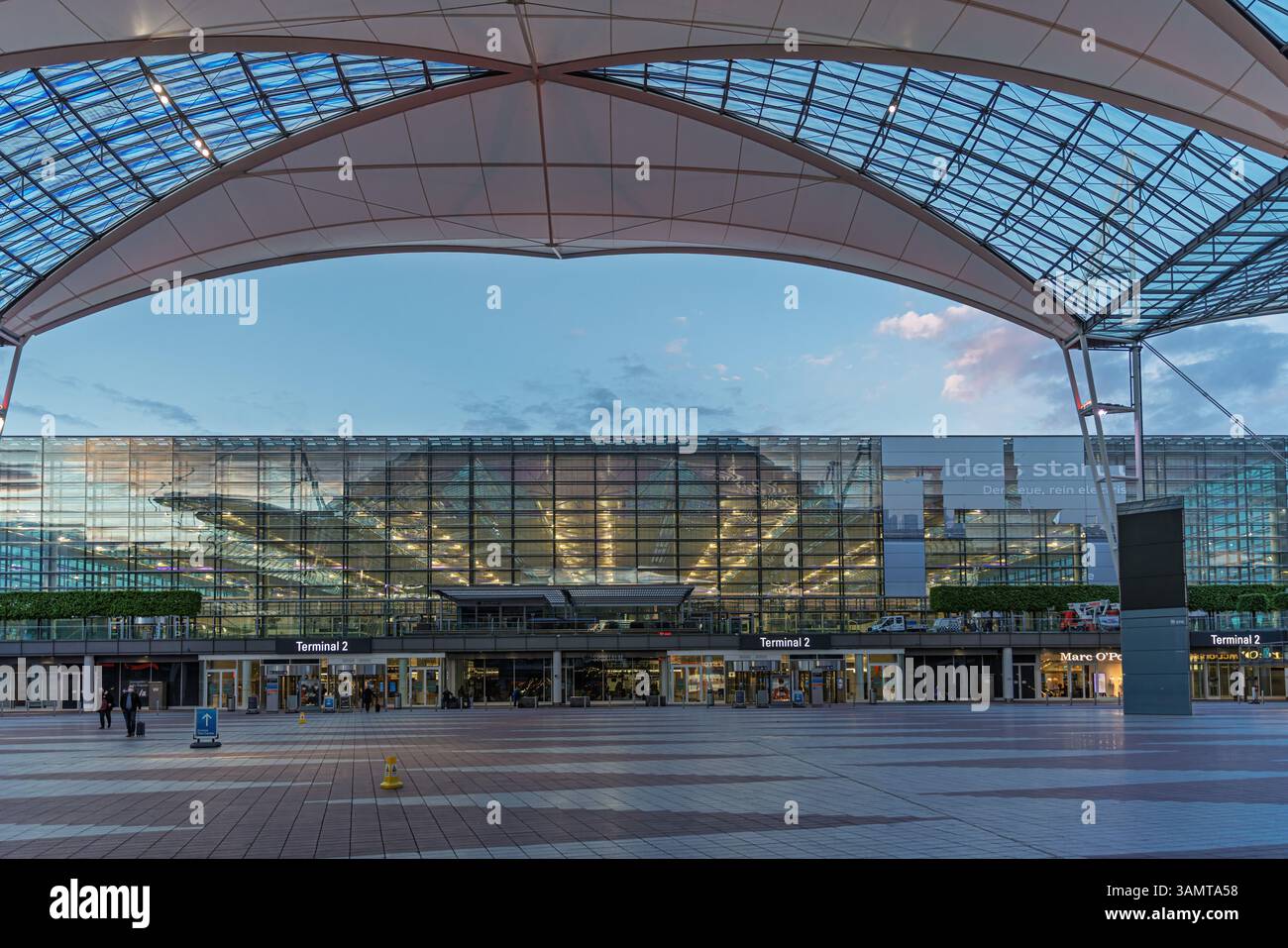 MÜNCHEN, DEUTSCHLAND - 11. APRIL 2025: Große Plazza zwischen Terminal 1 und Terminal 2 des Münchner Flughafens. Stockfoto