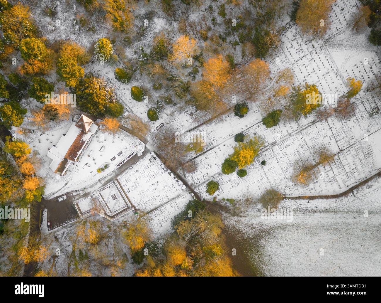 Ein Blick von oben auf die St. Giles Church, Farnborough Stockfoto