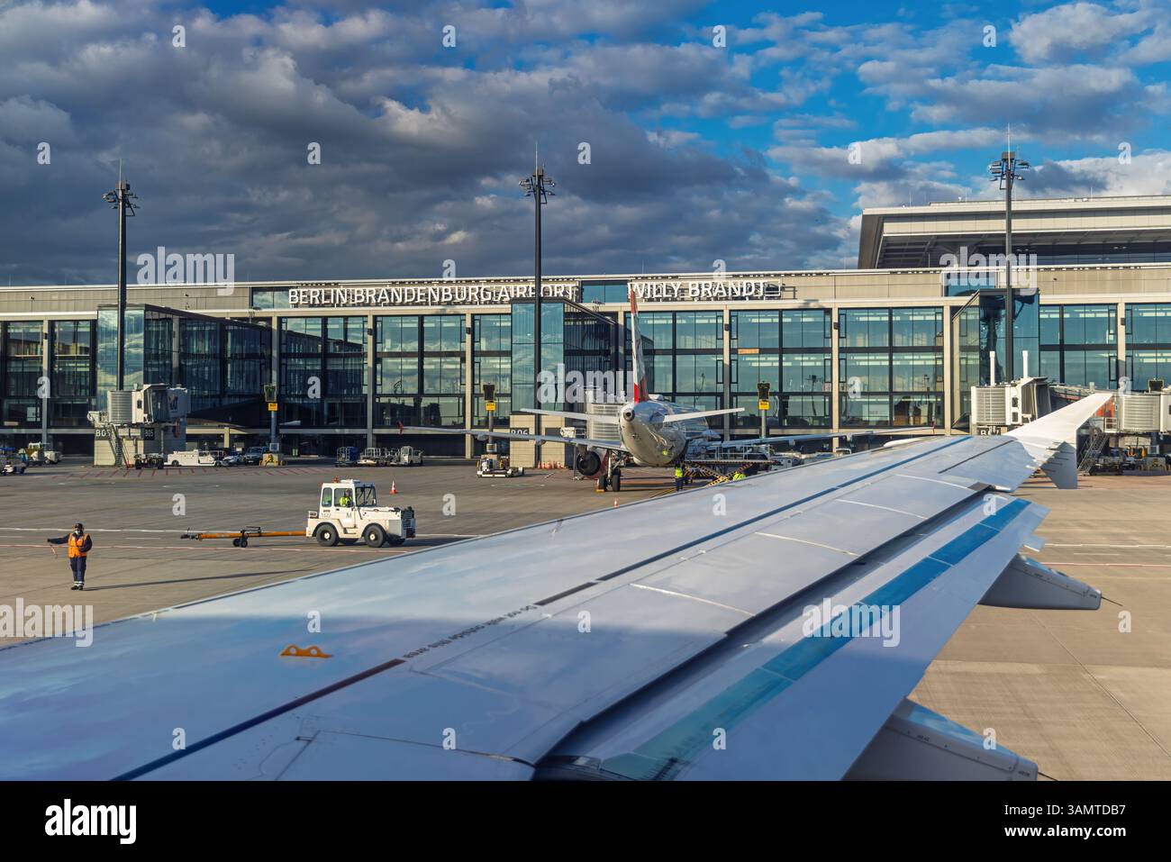 BERLIN, DEUTSCHLAND - 11. APRIL 2025: Berlin Brandenburg Airport BER vom Asphalt aus gesehen. Stockfoto