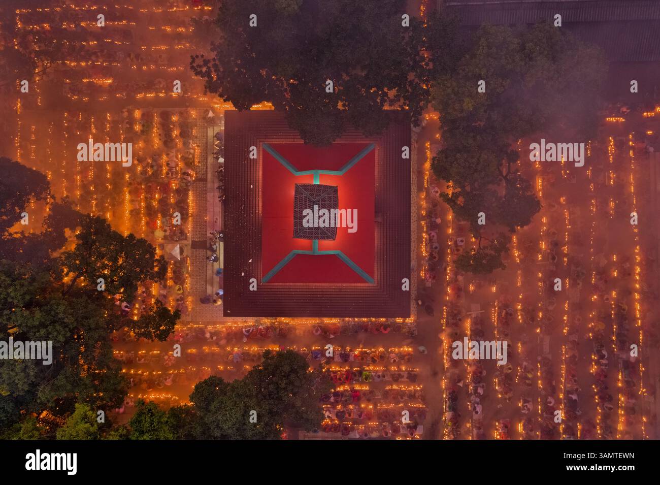 Aus der Vogelperspektive von Menschen, die beten und anbeten, im Sri Bramhachar Tempel für das Hindufasten Festival in Sonargaon, Bangladesch. Stockfoto
