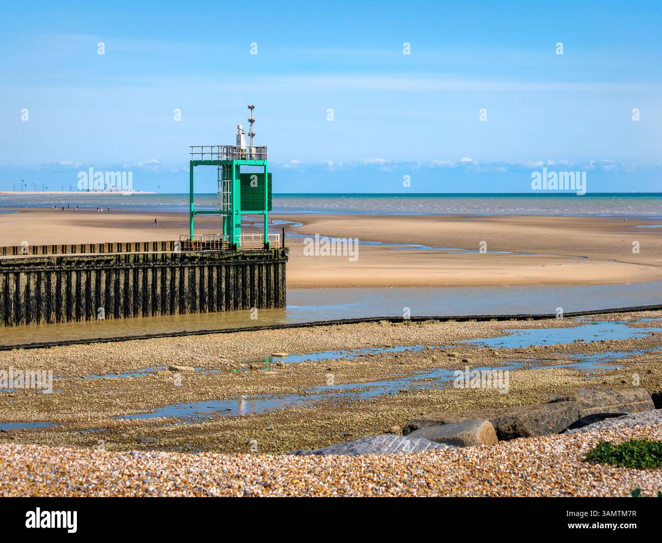 Die Mündung des Flusses Rother, wo er ins Meer mündet, markiert den Eingang zum Rye Harbour, wobei Camber Sands im Hintergrund sichtbar ist Stockfoto