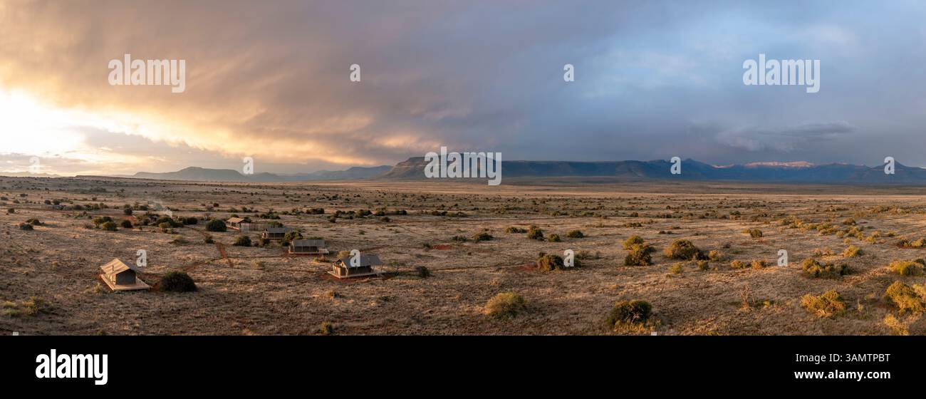 Aus der Vogelperspektive auf Berge und Karoo-Ebenen im Samara Karoo Reserve, Eastern Cape, Südafrika. Stockfoto
