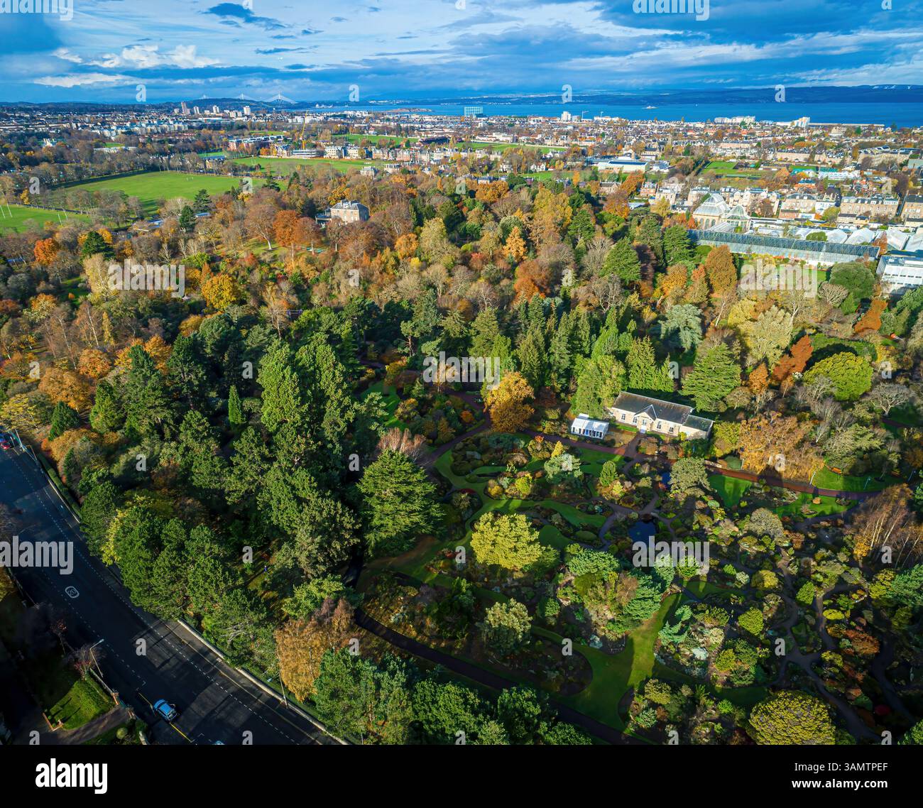 Aus der Vogelperspektive des lebhaften Herbstwaldes und der malerischen Royal Botanic Gardens inmitten der Stadtlandschaft von Stockbridge Colonies, Edinburgh, Großbritannien. Stockfoto