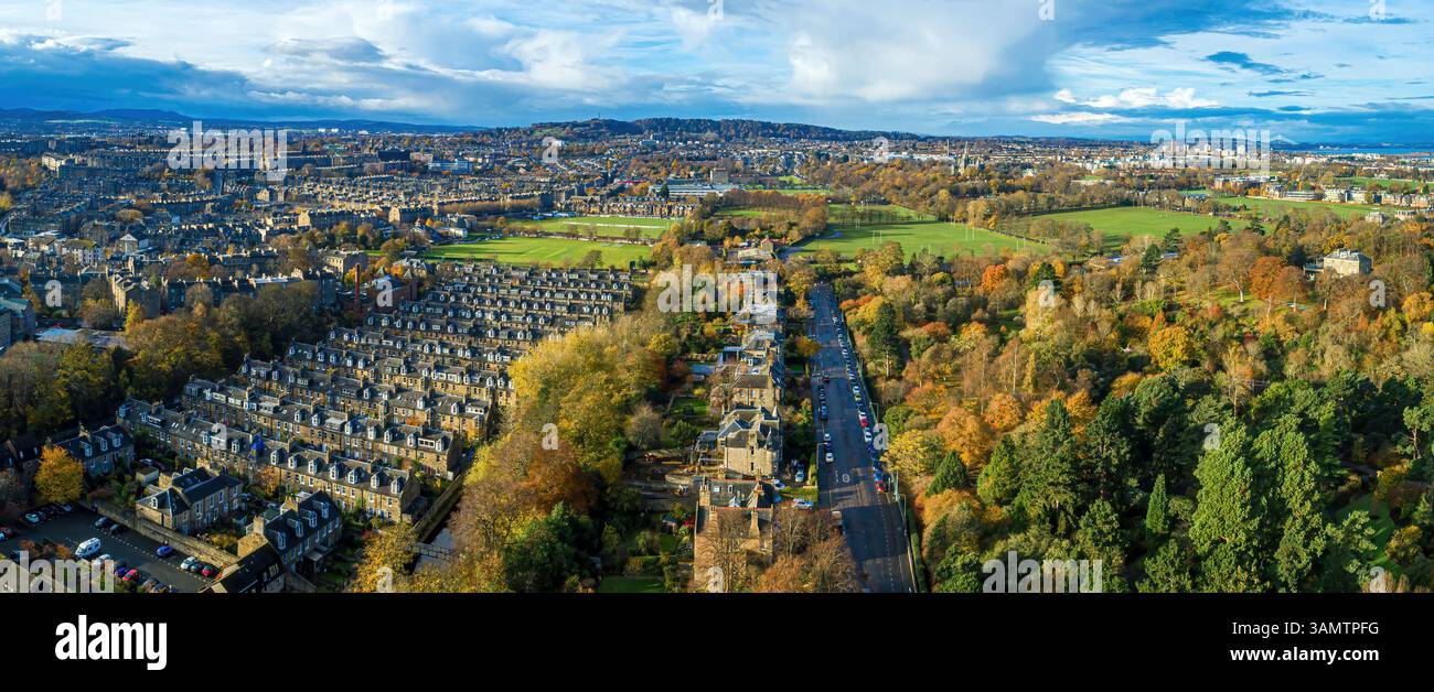 Blick aus der Vogelperspektive auf die malerische Stockbridge mit wunderschönem Herbstlaub und ruhigen Häusern, Edinburgh, Großbritannien. Stockfoto