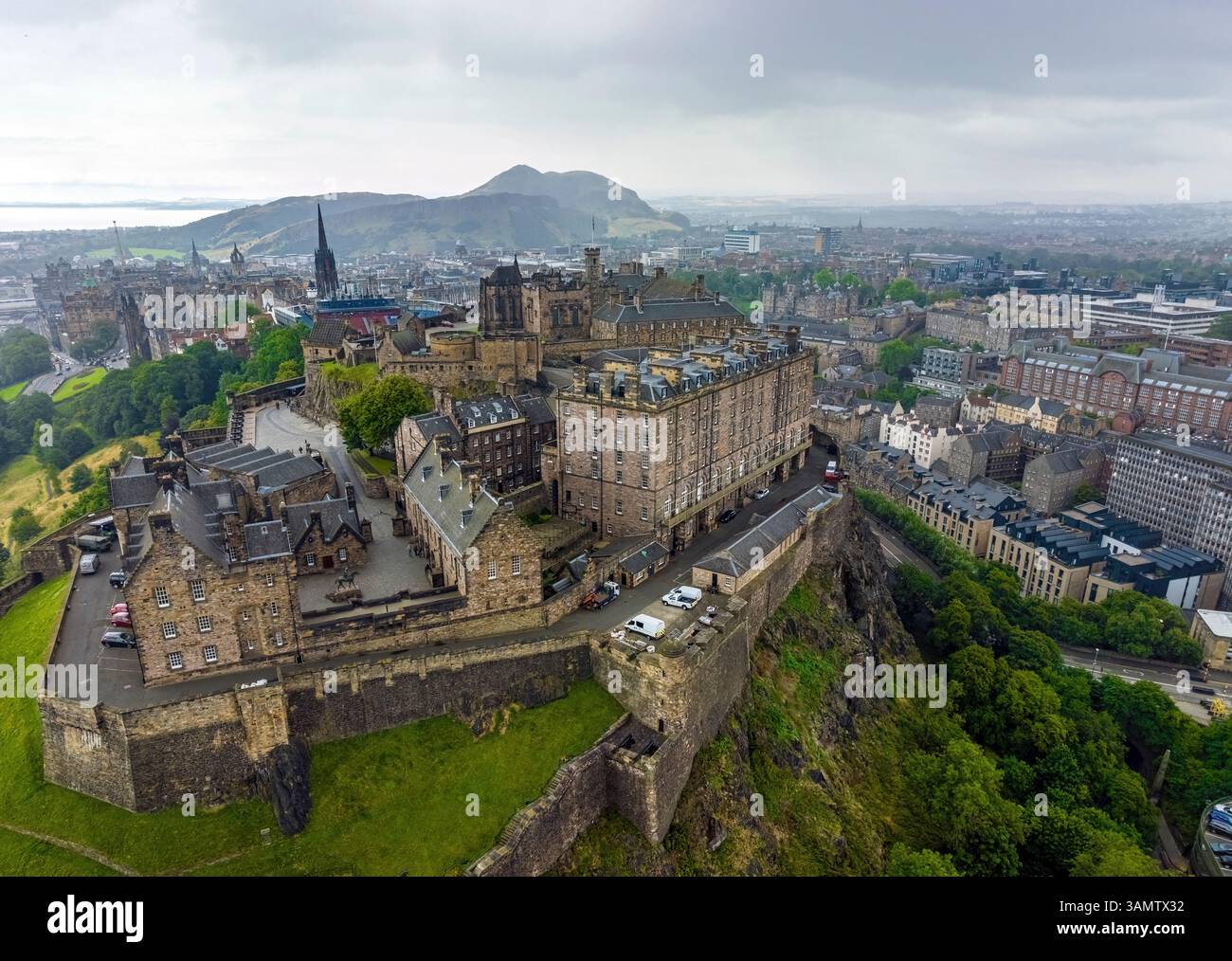 Aus der Vogelperspektive auf das historische Edinburgh Castle, The Exchange, Edinburgh, Schottland. Stockfoto