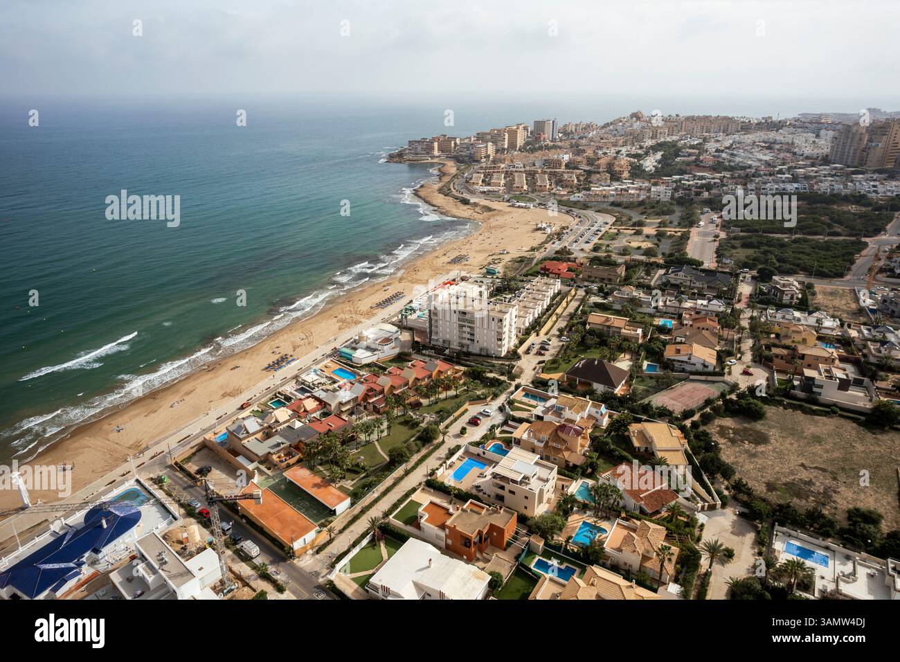 Luftaufnahme der städtischen Küste und des Strands, Torrevieja, Spanien. Stockfoto
