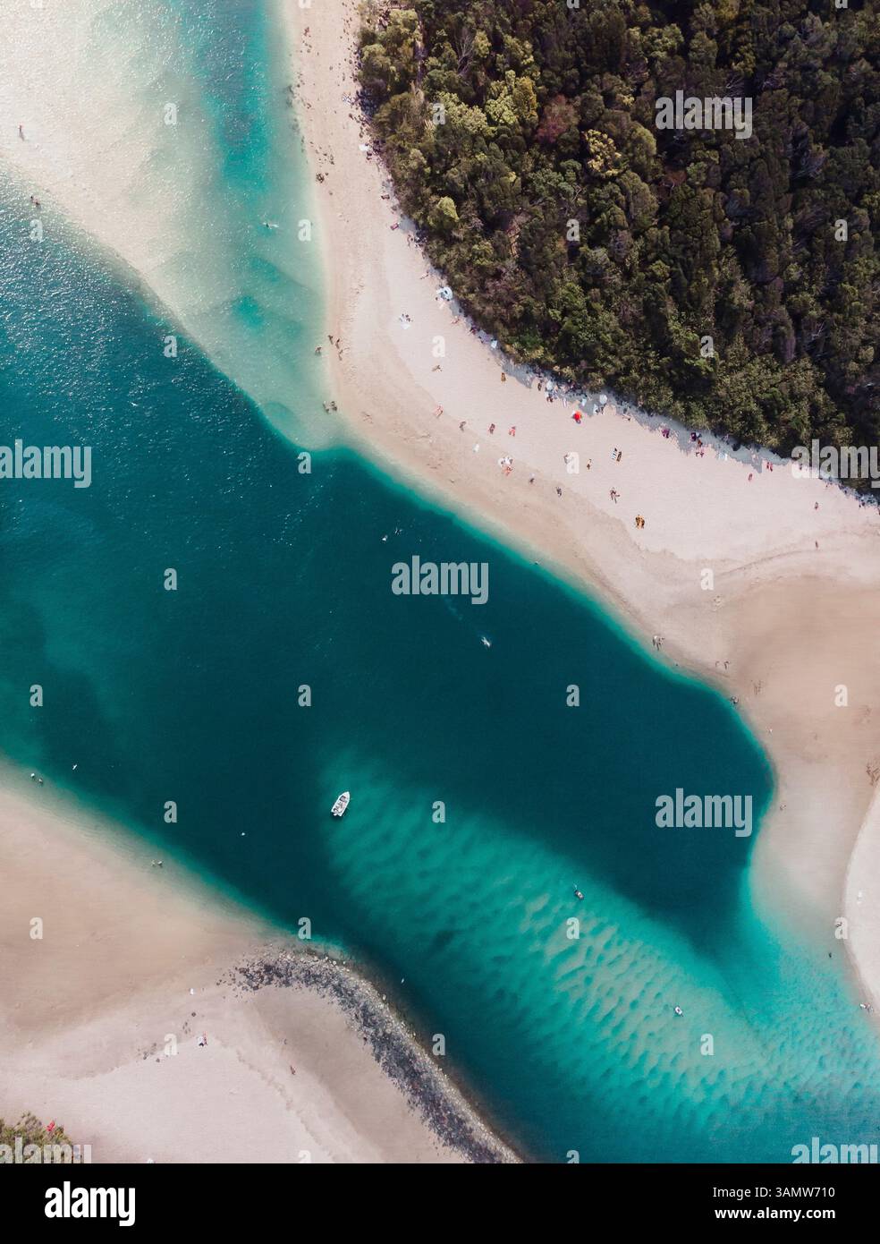 Aus der Vogelperspektive auf den Tallebudgera Creek mit Sonnenbaden am Strand, Gold Coast, Queensland, Australien. Stockfoto