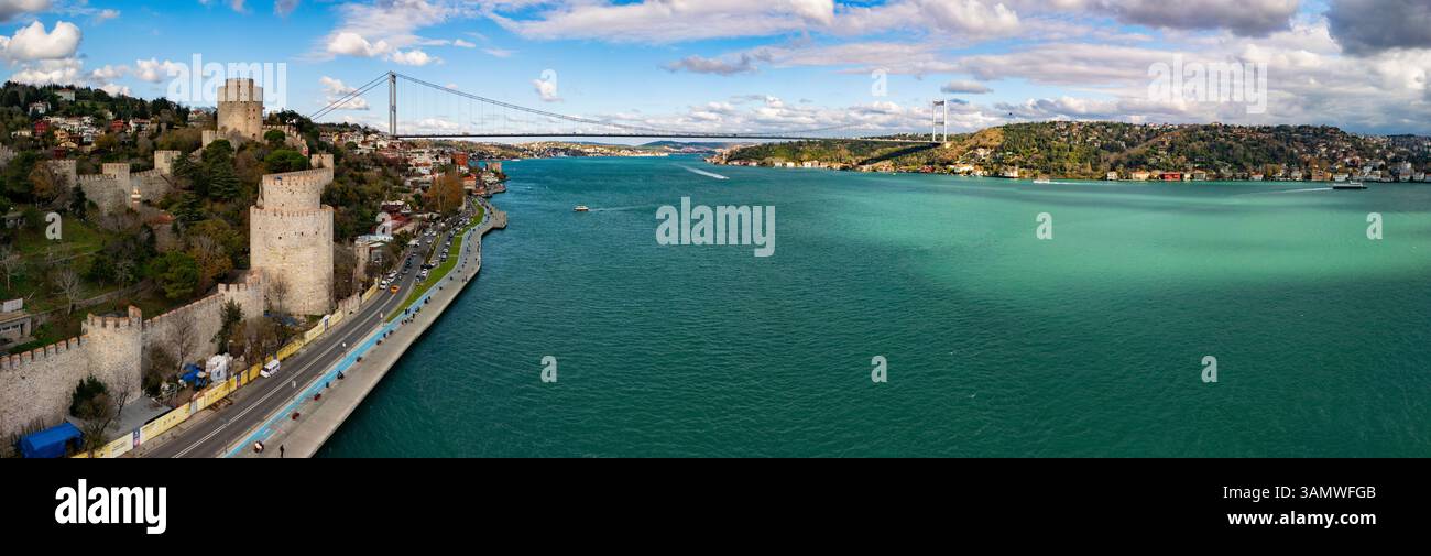 Luftaufnahme des bosporus mit rumeli-Festung und fatih-Brücke, sariyer, türkei. Stockfoto