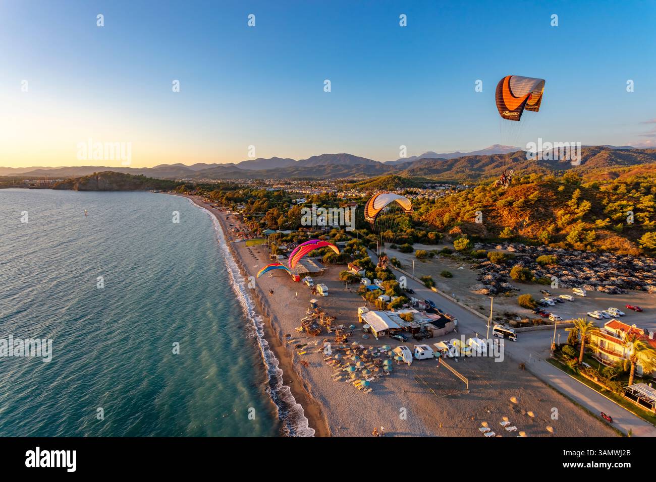 Luftaufnahme von Paramotoren, die in Formation am Calis Beach von Fethiye, Mugla, Türkei fliegen. Stockfoto