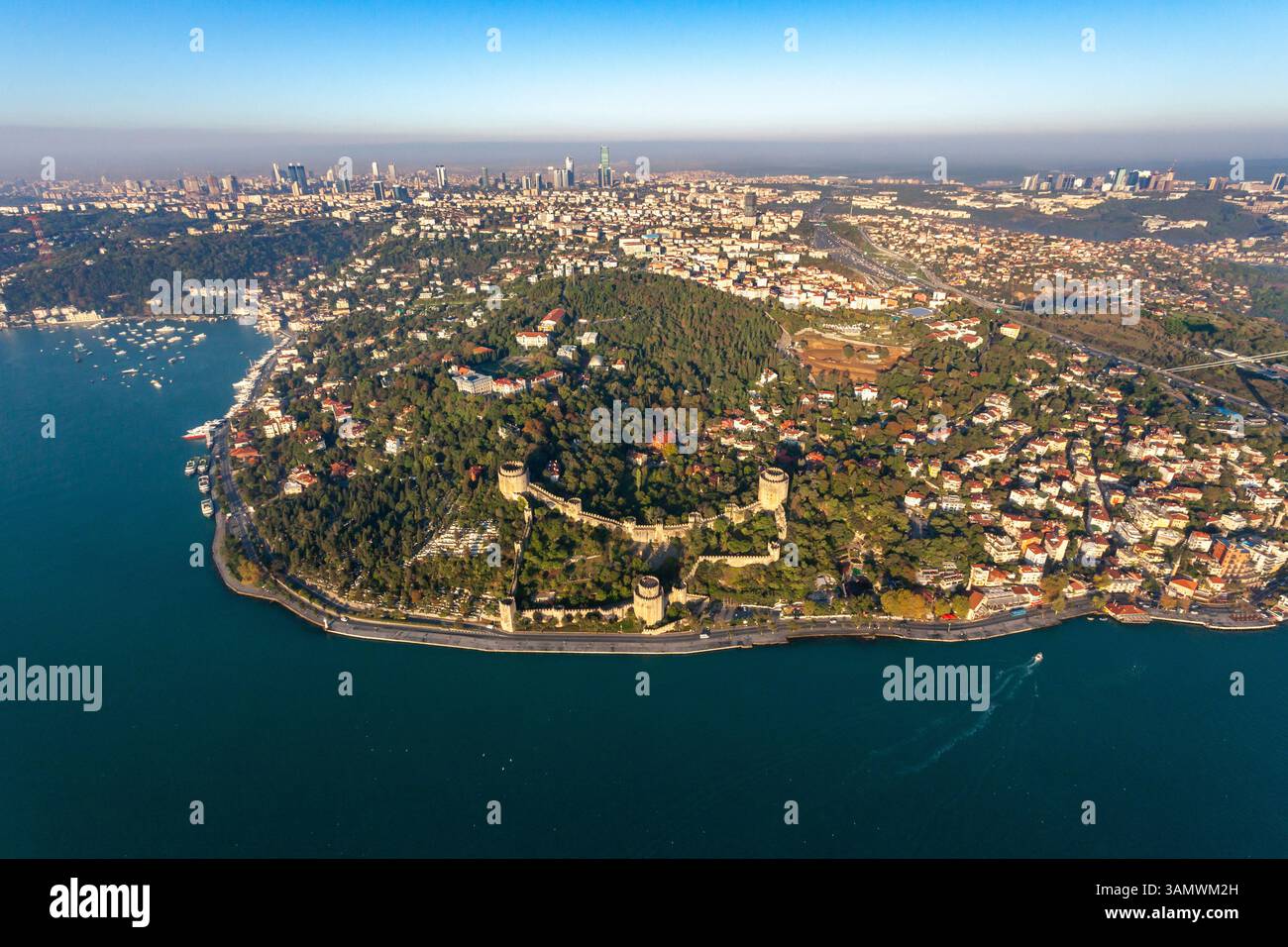Luftaufnahme der Festung Rumeli am Bosporus, Istanbul, Türkei. Stockfoto
