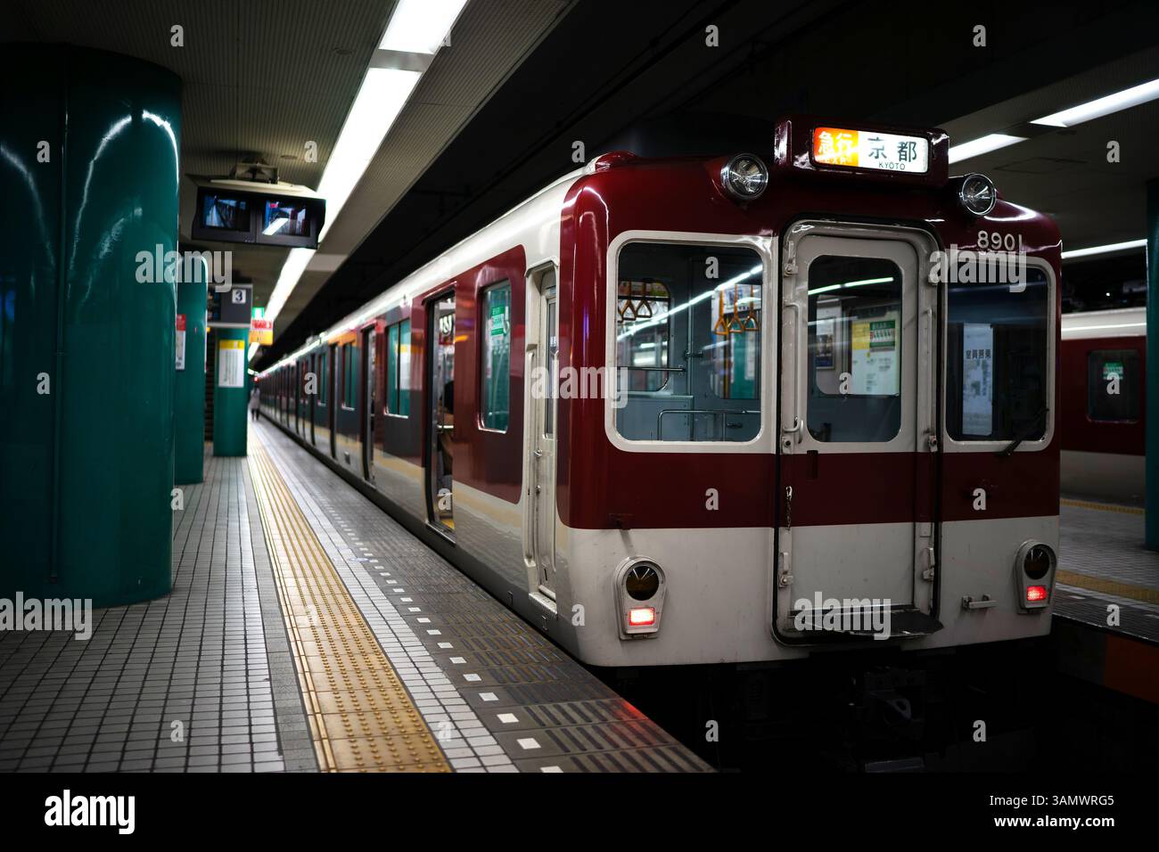 Lebendiger Kyoto Express Zug am Modern Station - ikonischer Red & White Japanese Urban Transit in Action, Kyoto, Japan Stockfoto