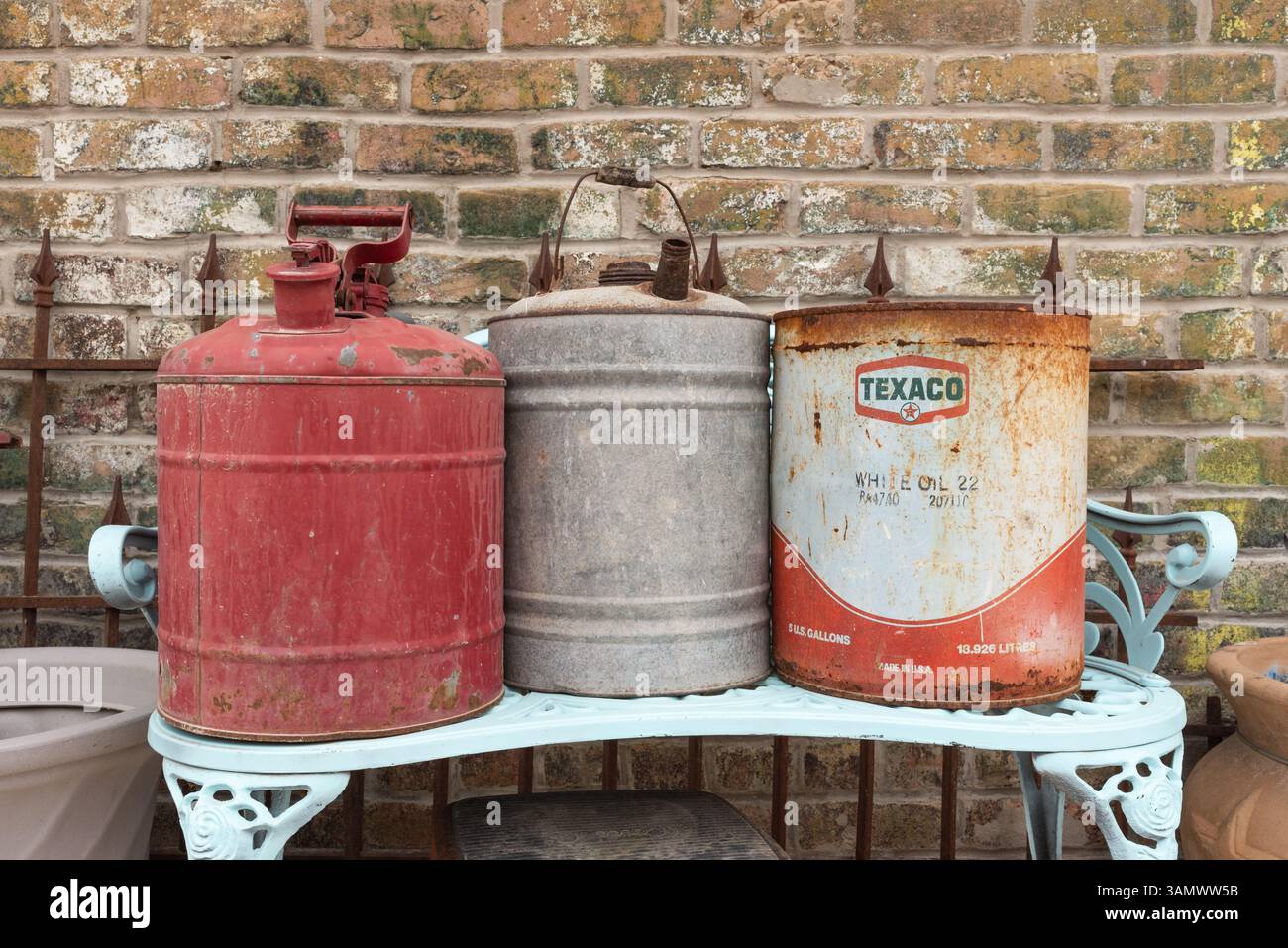 Antike Metallkanne vor einem Antiquitätenladen in Smithville, Bastrop County, Texas, USA. Stockfoto