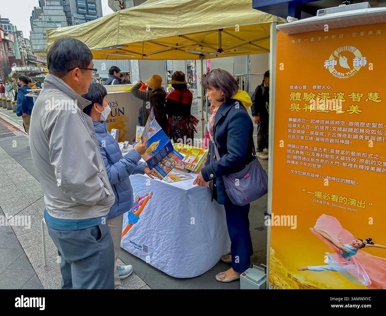 Taipeh, Taiwan, Pärchen Reden, Poster, Draußen, Shen Yung, Falun Gong, religiöse Schule, Wahlkampf in der Straßenszene, Stockfoto