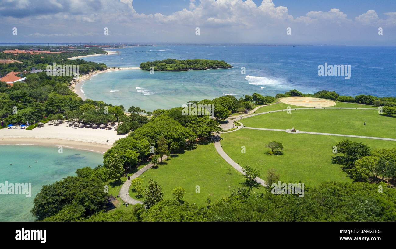 Blick aus der Vogelperspektive auf die wunderschöne Küstenbucht mit Segelbooten und Sonnenuntergang, Kuta Selatan, Bali, Indonesien. Stockfoto