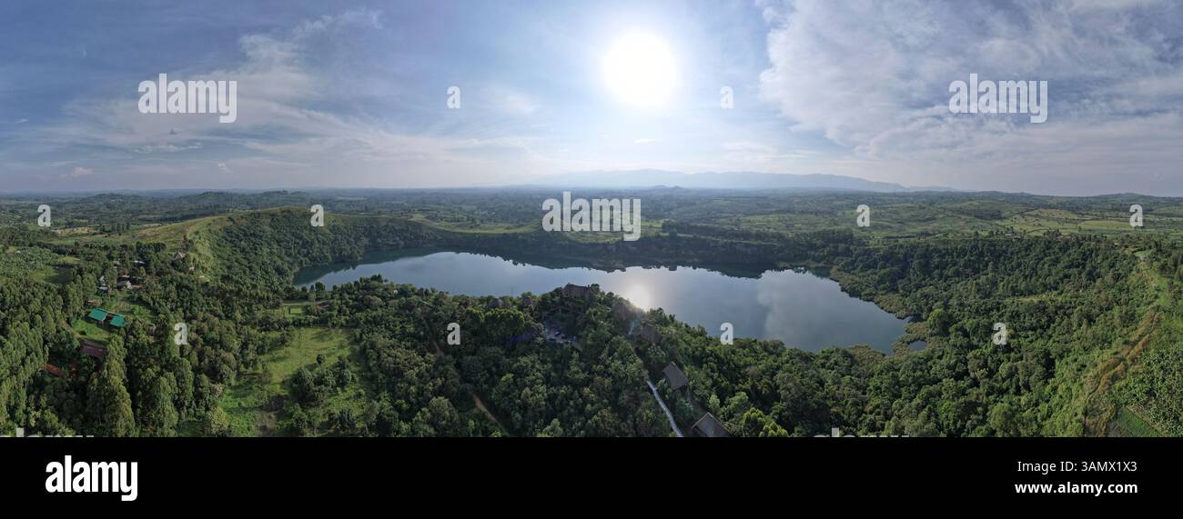 Blick aus der Vogelperspektive auf den Kyaninga-See bei Sonnenuntergang und den Wald, Kabarole, Uganda. Stockfoto
