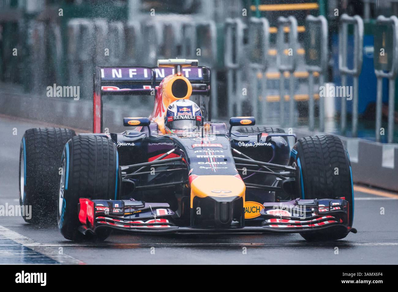 15. März 2014 – Melbourne, Victoria, Australien – 15. März 2014: Daniel Ricciardo (aus) vom Infiniti Red Bull Racing Team bereitet sich darauf vor, die Boxengasse für die Top-10-Qualifikation beim Formel-1-Grand Prix 2014 in Albert Park, Melbourne, Australien zu verlassen. Sydney Low/Cal Sport Media (Bild: © Sydney Low/Cal Sport Media/ZUMAPRESS.com) Stockfoto