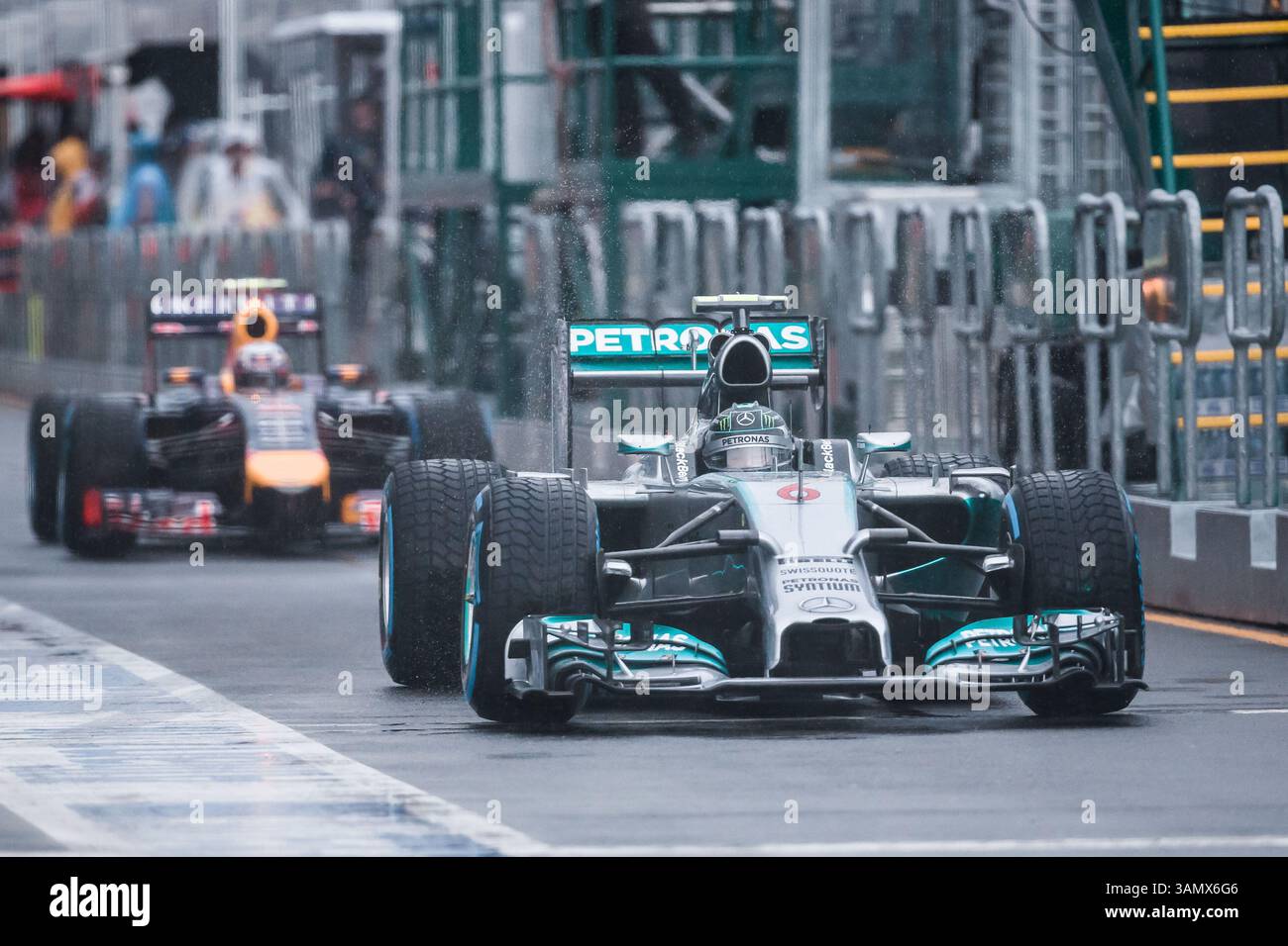 15. März 2014 – Melbourne, Victoria, Australien – 15. März 2014: Nico Rosberg (DEU) vom Mercedes AMG Petronas F1 Team bereitet sich darauf vor, die Boxengasse für die Top-10-Qualifikation beim Formel-1-Grand Prix 2014 in Albert Park, Melbourne, Australien, zu verlassen. Sydney Low/Cal Sport Media (Bild: © Sydney Low/Cal Sport Media/ZUMAPRESS.com) Stockfoto