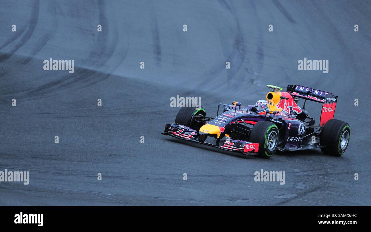 15. März 2014 – Melbourne, Victoria, Australien – Daniel Ricciardo (aus) von Infiniti Red Bull Racing fuhr während des Qualifyings am dritten Tag des Formel-1-Grand Prix 2014 in Australien einen Renault Energy F1-2014. (Kreditbild: © Theo Karanikos/ZUMAPRESS.com) Stockfoto