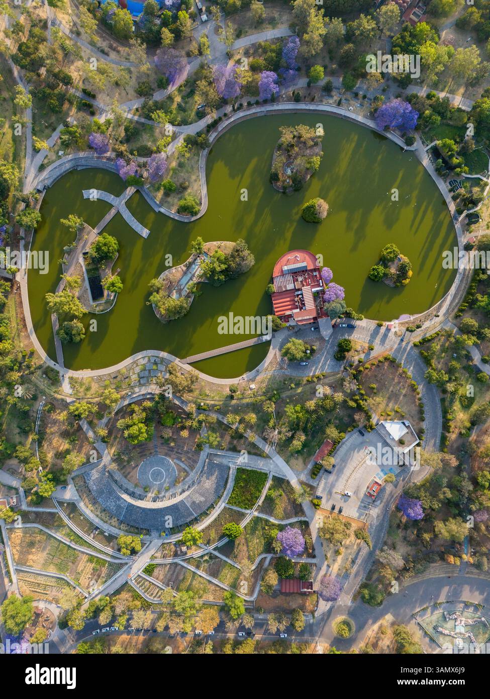 Blick aus der Vogelperspektive auf das ruhige Chapultepec Environmental Culture Center mit einem ruhigen See und üppigen Bäumen, Miguel Hidalgo, Mexiko. Stockfoto