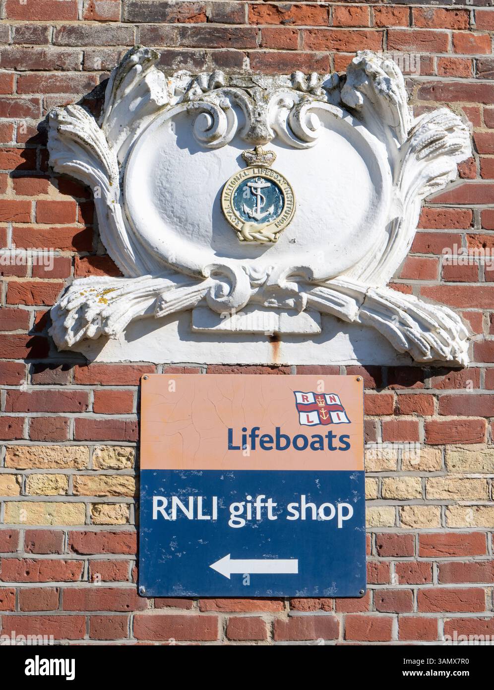 Die Old Lifeboat Station und der Aussichtsturm am Crag Path, Aldeburgh, Suffolk, East Anglia, England, UK Stockfoto