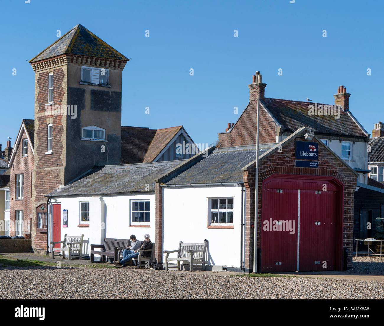 Die Old Lifeboat Station und der Aussichtsturm am Crag Path, Aldeburgh, Suffolk, East Anglia, England, UK Stockfoto