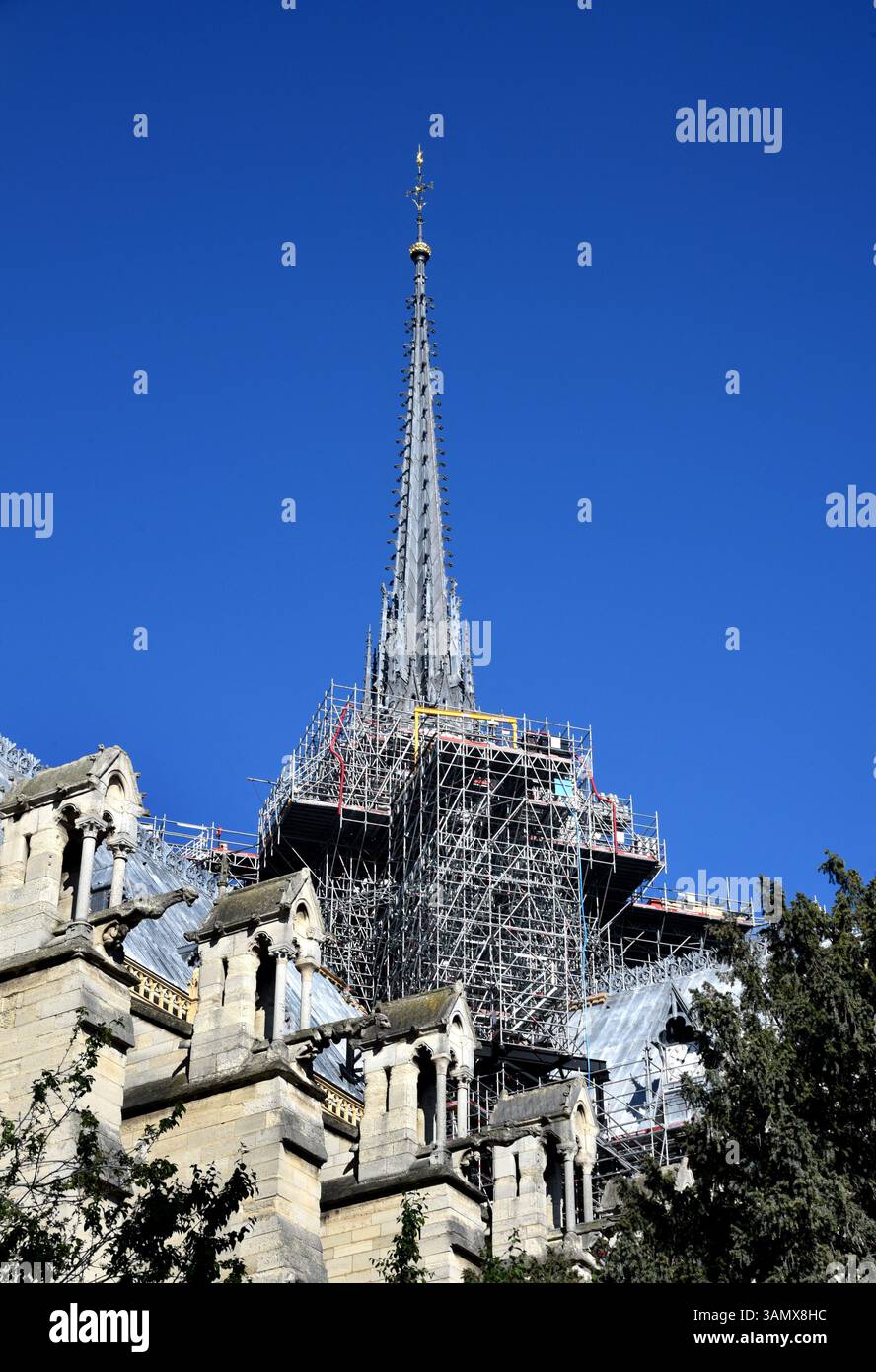 Paris, Frankreich. April 2025. Illustration von Notre Dame de Paris, Wiedereröffnung für pariser und Touristen. In Paris, Frankreich am 12. April 2025 Foto: Alain Apaydin/ABACAPRESS. COM Credit: Abaca Press/Alamy Live News Stockfoto