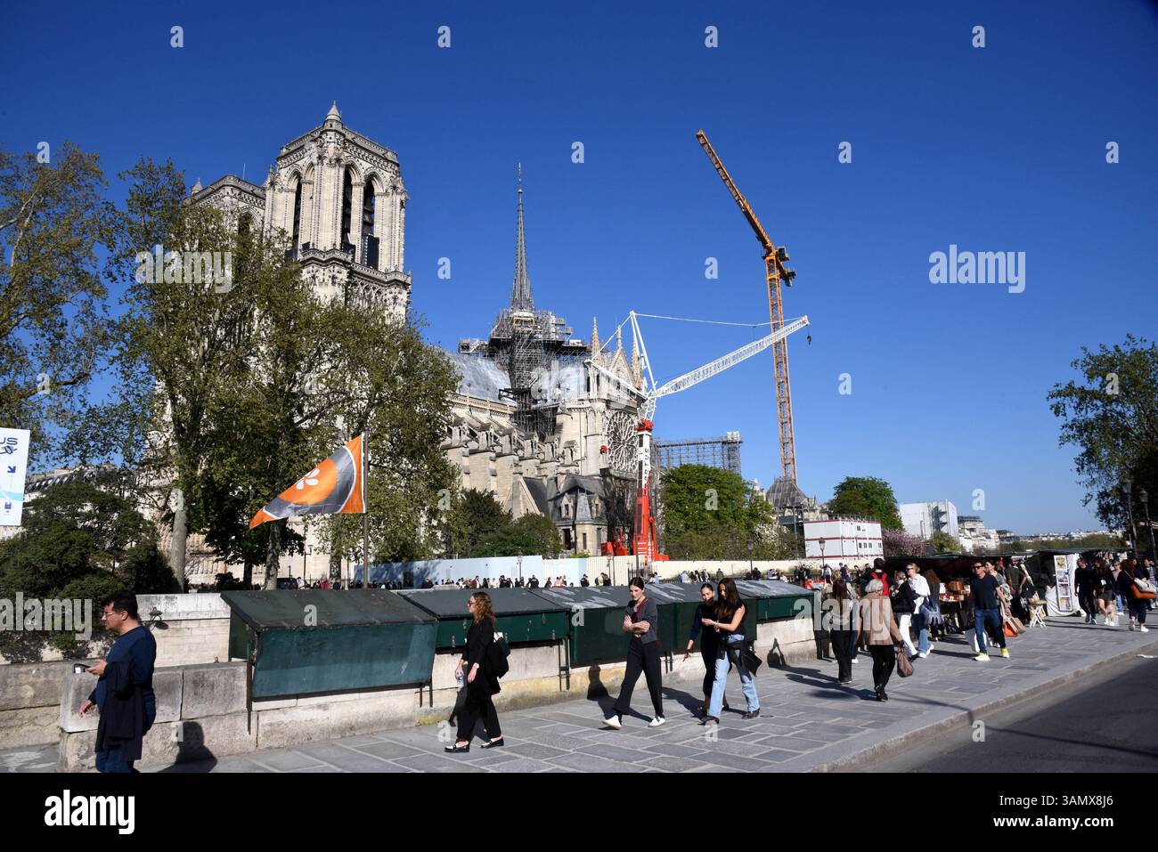 Paris, Frankreich. April 2025. Illustration von Notre Dame de Paris, Wiedereröffnung für pariser und Touristen. In Paris, Frankreich am 12. April 2025 Foto: Alain Apaydin/ABACAPRESS. COM Credit: Abaca Press/Alamy Live News Stockfoto