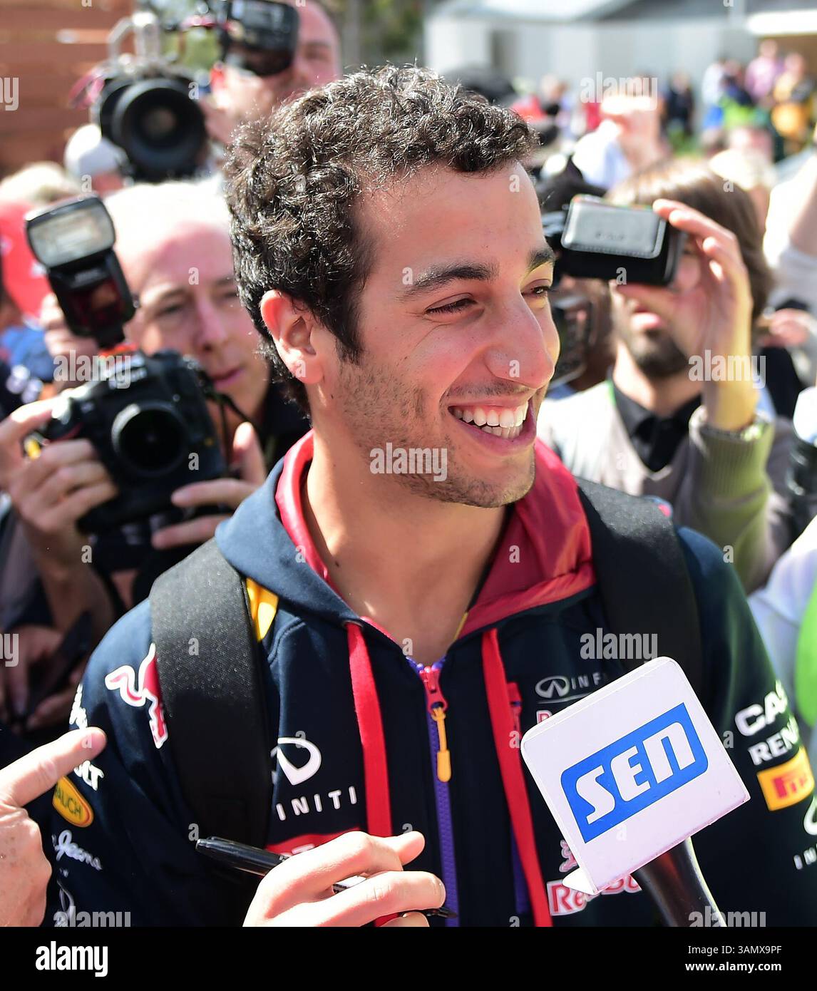 16. März 2014 – Melbourne, Victoria, Australien – Daniel Ricciardo (aus) von Infiniti Red Bull Racing mit Renault Energy F1-2014 wird am vierten Tag des Formel-1-Grand Prix 2014 in Melbourne, Australien, interviewt. (Kreditbild: © Theo Karanikos/ZUMAPRESS.com) Stockfoto