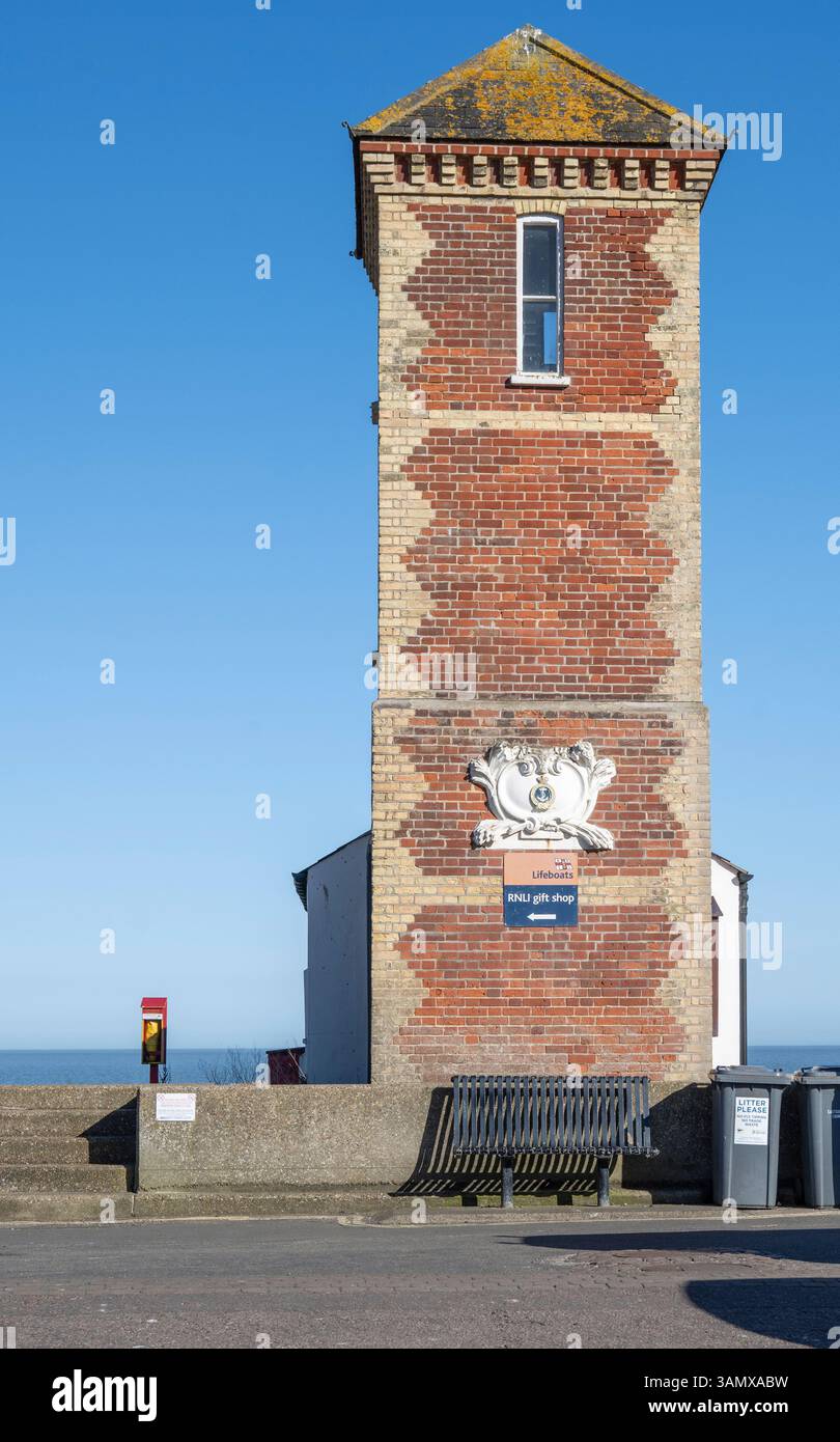 Die Old Lifeboat Station und der Aussichtsturm am Crag Path, Aldeburgh, Suffolk, East Anglia, England, UK Stockfoto