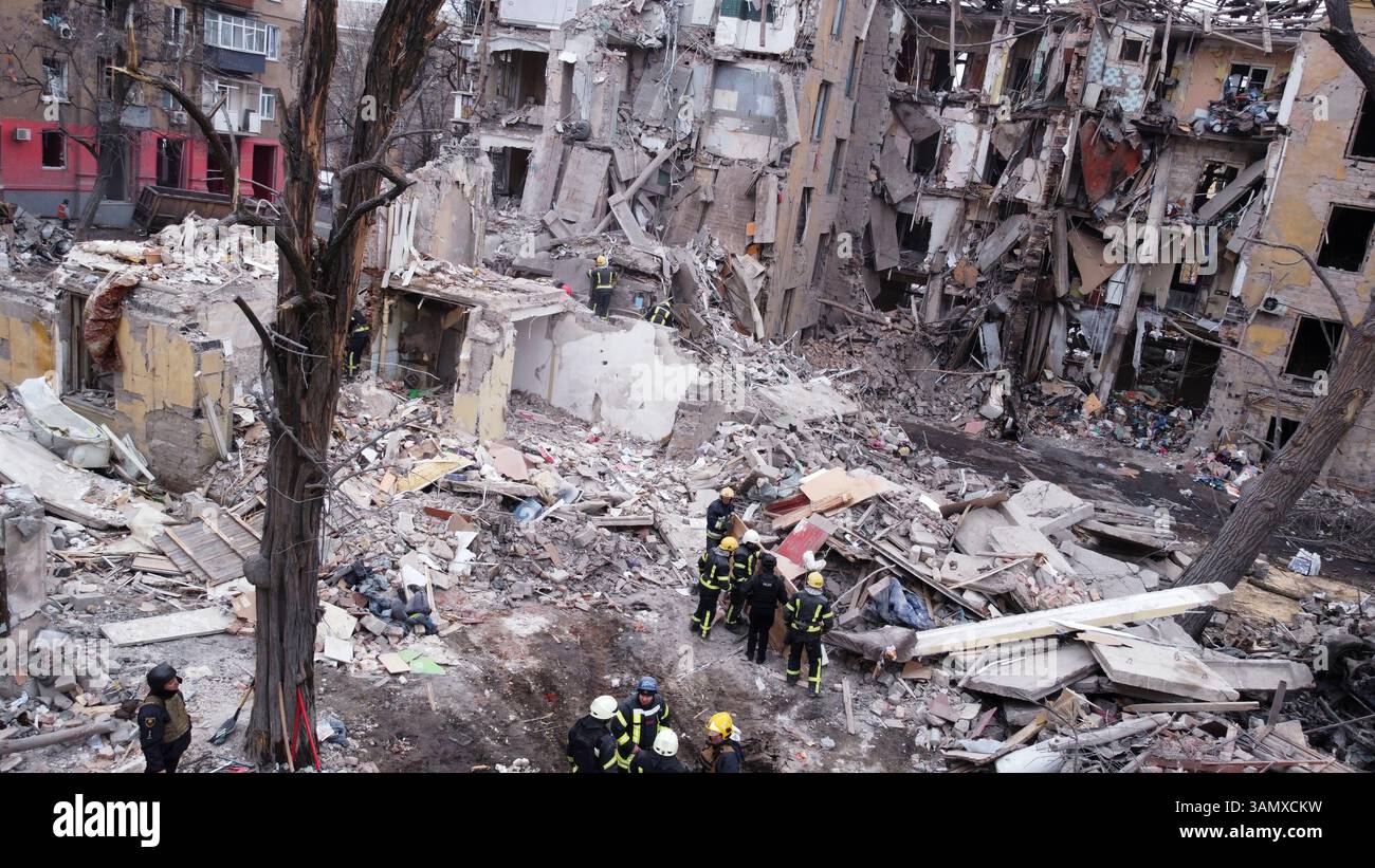 Kiew, Ukraine - 08. März 2023: Luftaufnahme eines bombardierten Wohngebäudes mit Schnee im Winter während des Krieges zwischen Russland und der Ukraine. Stockfoto