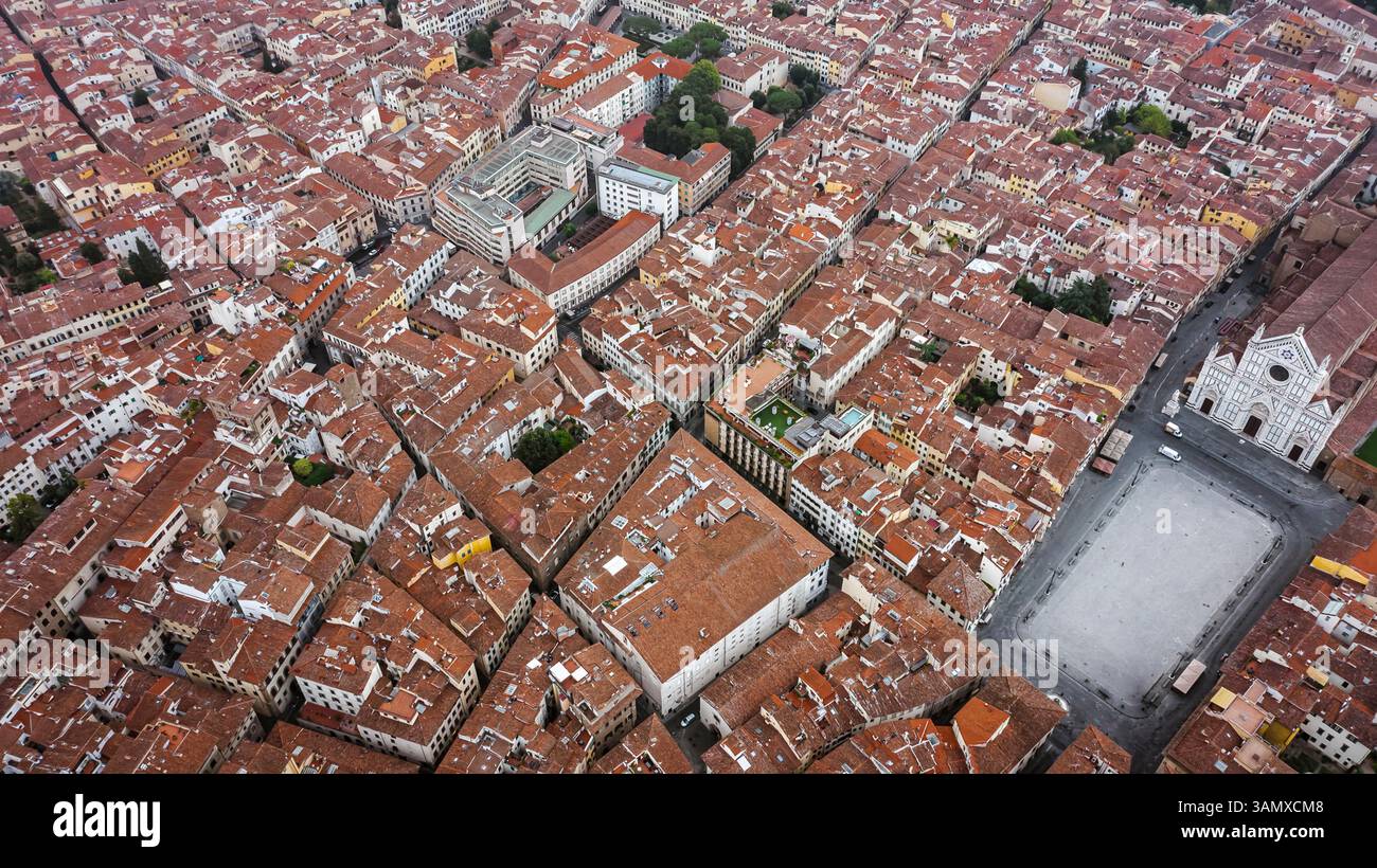 Blick aus der Vogelperspektive auf Santa Maria del Fiore, die wichtigste Kathedrale in der Innenstadt von Florenz, Toskana, Italien. Stockfoto