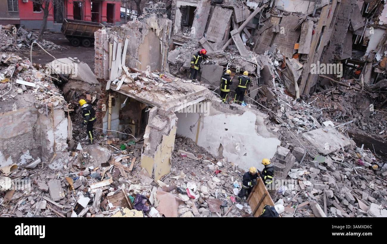 Kiew, Ukraine - 08. März 2023: Luftaufnahme eines bombardierten Wohngebäudes mit Schnee im Winter während des Krieges zwischen Russland und der Ukraine. Stockfoto