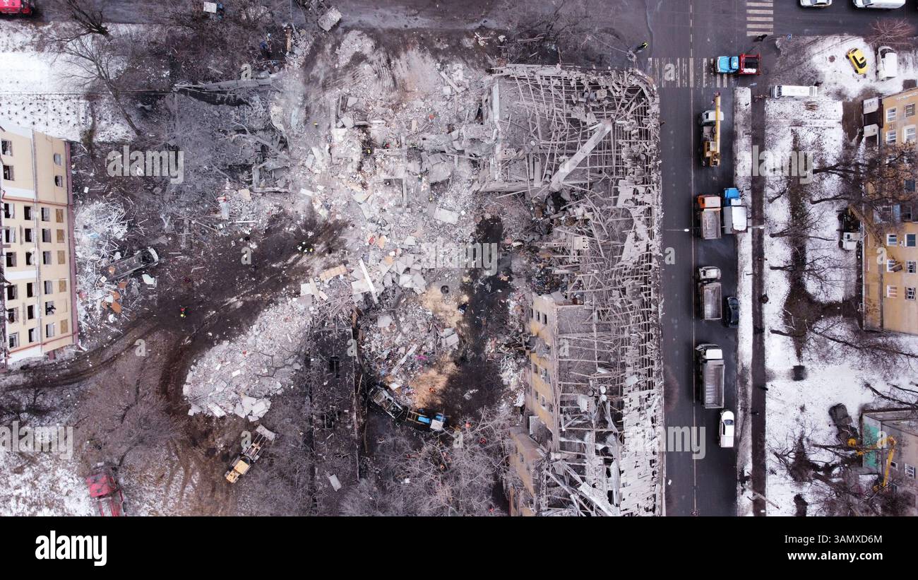 Kiew, Ukraine - 08. März 2023: Luftaufnahme eines bombardierten Wohngebäudes mit Schnee im Winter während des Krieges zwischen Russland und der Ukraine. Stockfoto