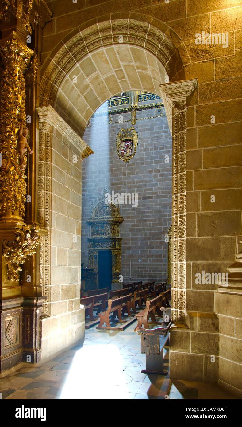 Blick durch einen Bogen mit Bänken und einem Sonnenstrahl in der neuen Catedral de Asunción de Nuestra Señora Plasencia Caceres Spain Europe Stockfoto