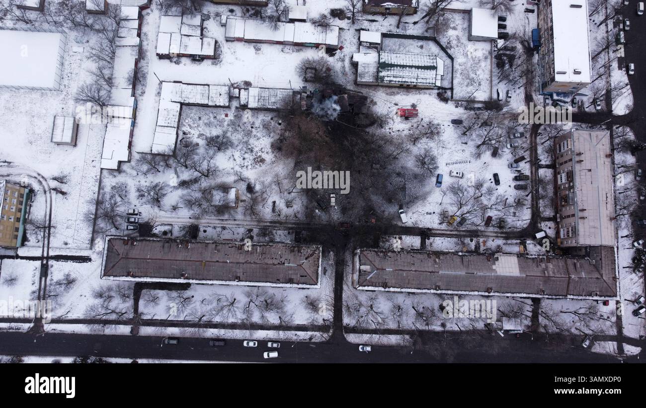 Kiew, Ukraine - 08. März 2023: Luftaufnahme eines bombardierten Wohngebäudes mit Schnee im Winter während des Krieges zwischen Russland und der Ukraine. Stockfoto