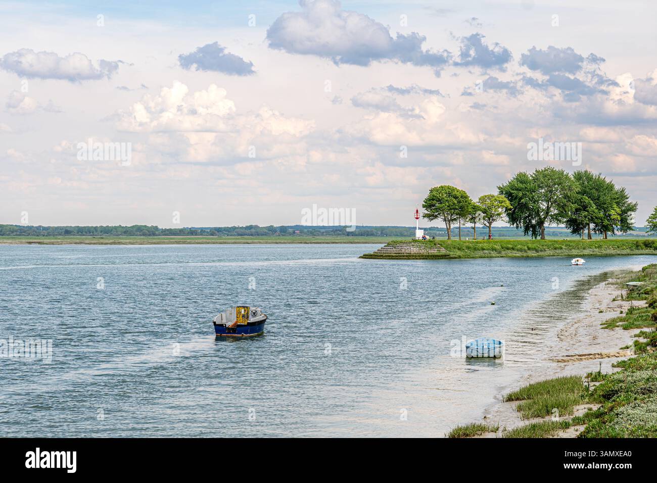 Saint-Valery-sur-Somme, regionaler Naturpark der Somme-Bucht (Nordfrankreich): Leuchtturm am Ende des Deiches Stockfoto