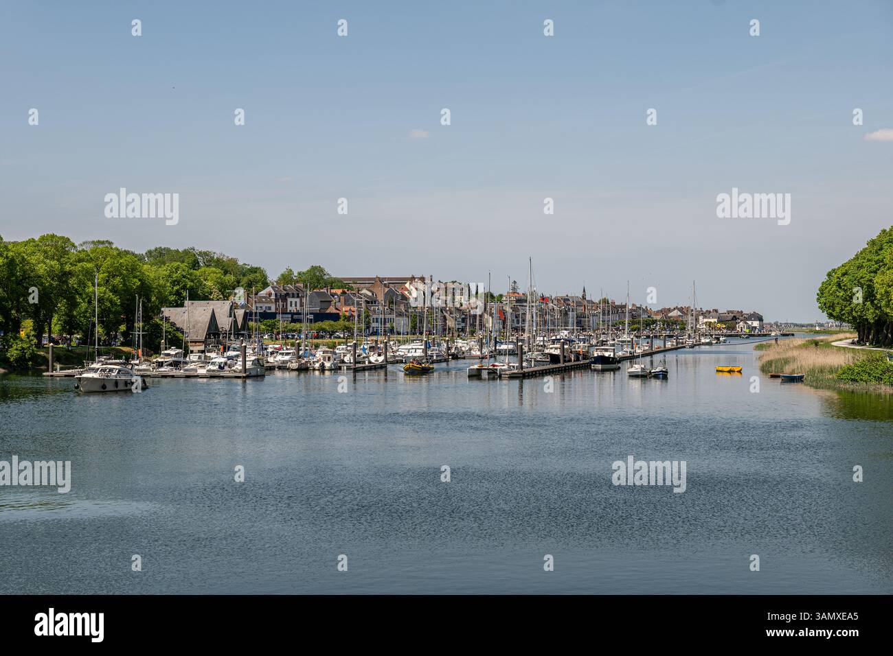 Saint-Valery-sur-Somme, regionaler Naturpark der Somme-Bucht (Nordfrankreich): Blick auf den Yachthafen und Segelboote, die an den Pontons der Medieva verstaut sind Stockfoto