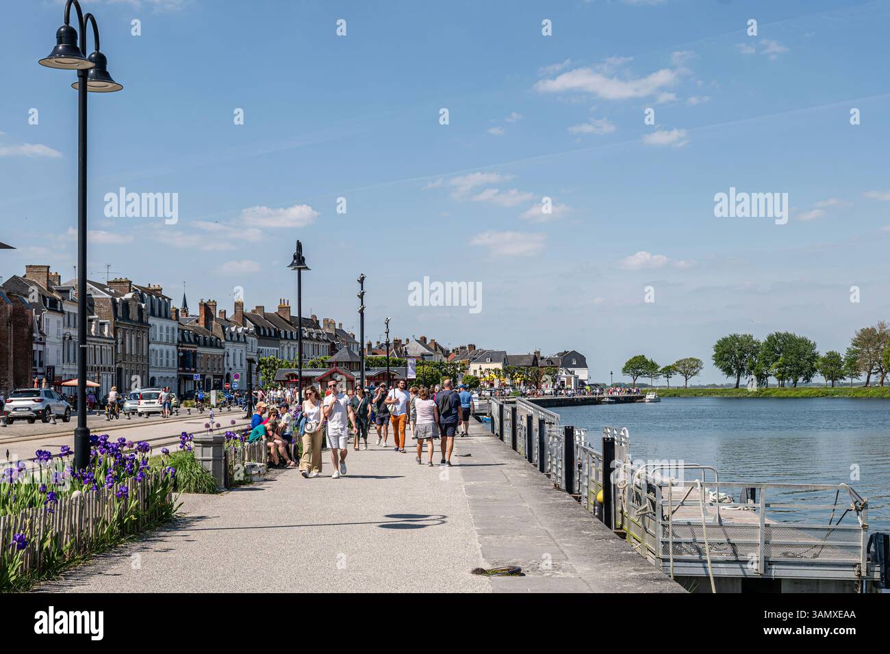 Saint-Valery-sur-Somme, regionaler Naturpark der Somme-Bucht (Nordfrankreich): Touristen schlendern entlang des Kais „Quai de la Somme“ Stockfoto