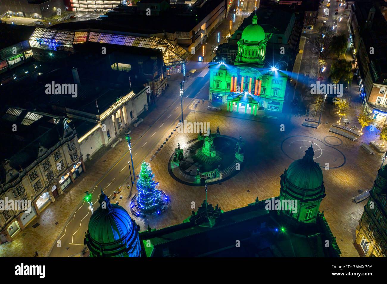 Blick aus der Vogelperspektive auf den Queen Victoria Square im Stadtzentrum von Hull über das Martime Museum zur Weihnachtszeit, Großbritannien. Stockfoto