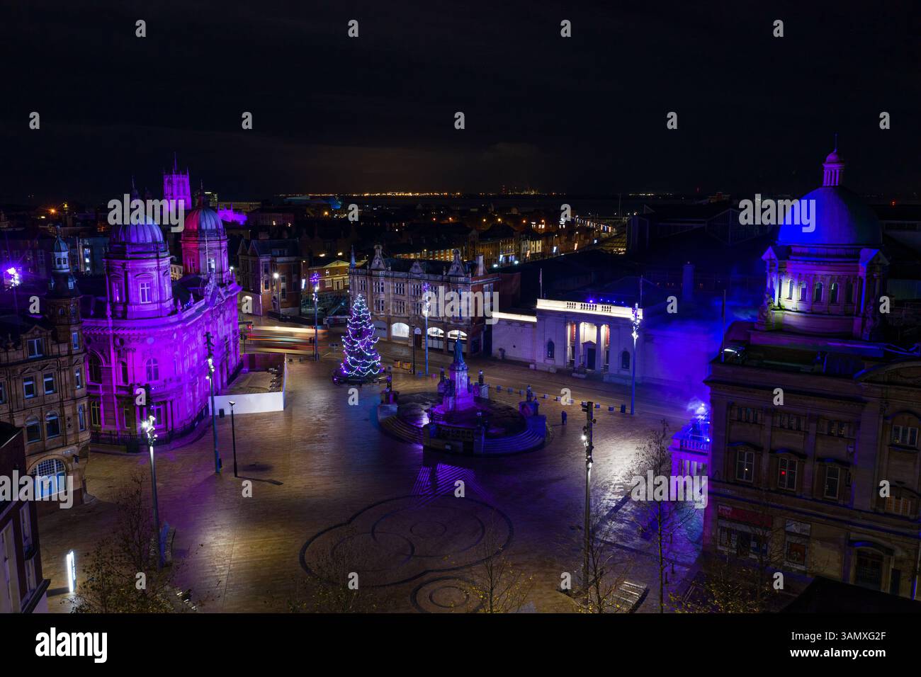 Blick aus der Vogelperspektive auf den Queen Victoria Square im Stadtzentrum von Hull über das Martime Museum zur Weihnachtszeit, Großbritannien. Stockfoto