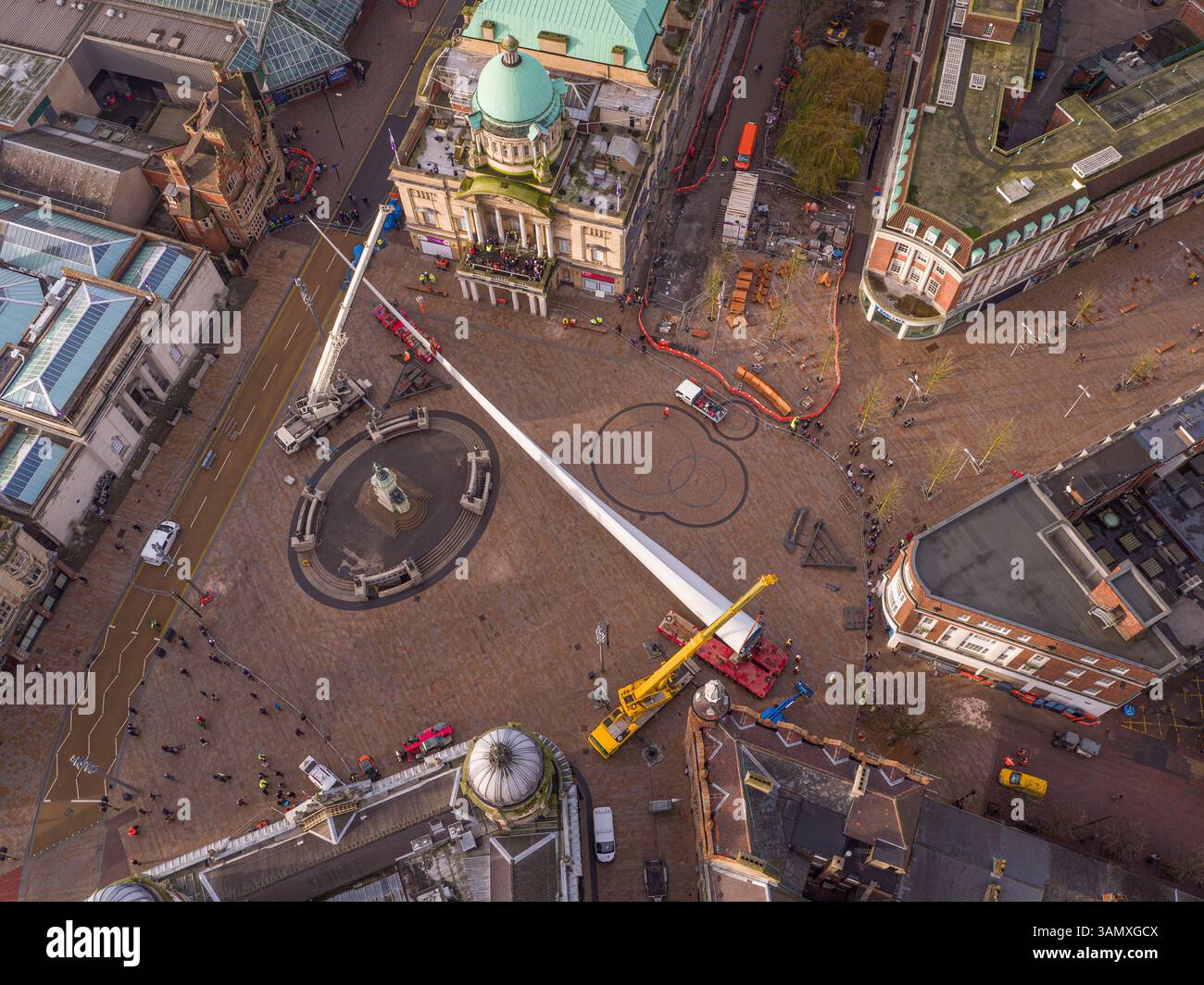 Luftaufnahme zweier Krane, die auf dem Queen Victoria Square in Hull, Großbritannien, operieren. Stockfoto