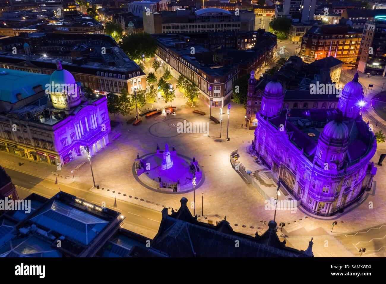 Blick aus der Vogelperspektive auf den Queen Victoria Square mit violettem Licht bei Nacht im Stadtzentrum von Hull, Großbritannien. Stockfoto