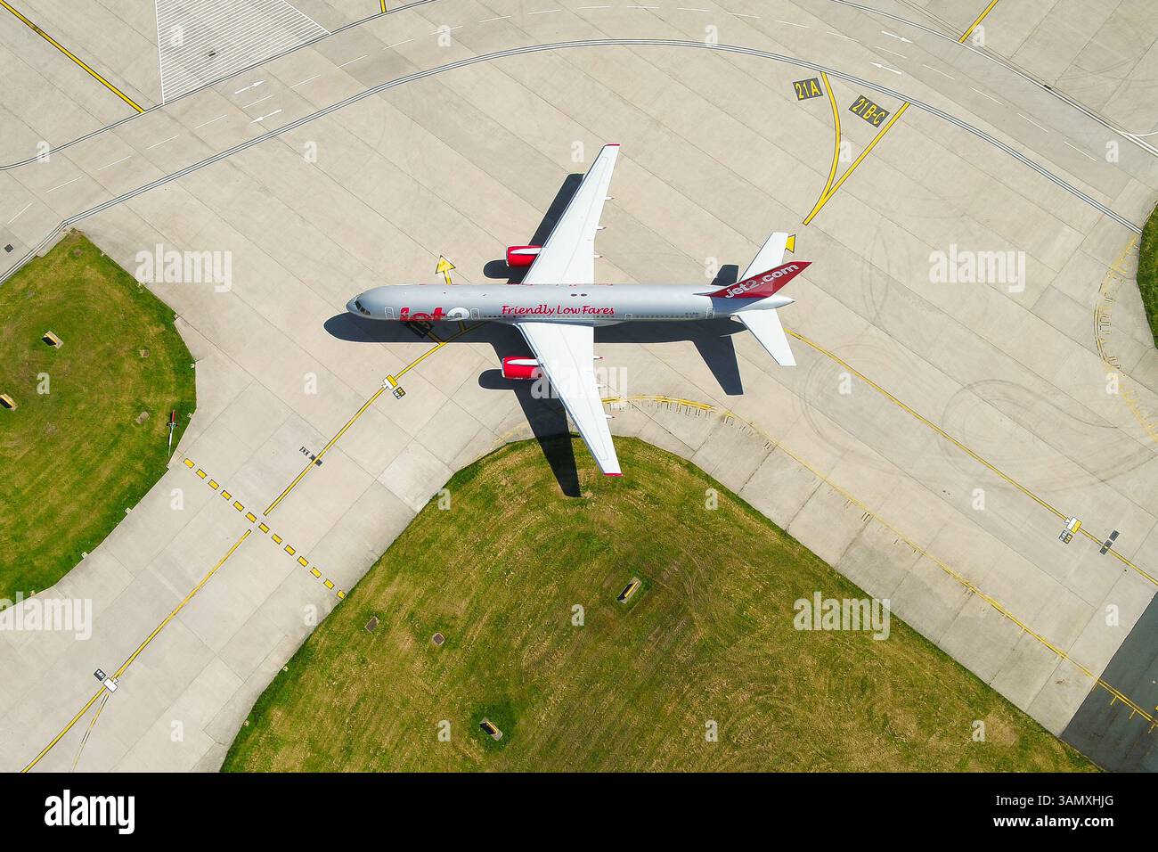 LEEDS, Vereinigtes Königreich - 15. MAI 2018: Luftaufnahme des Flugzeugs am Flughafen Leeds Bradford, Vereinigtes Königreich. Das Flugzeug von Jet 2 ist gerade gelandet und fährt zum Ankunftstor. Stockfoto