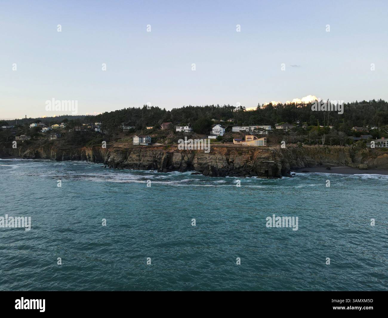Panoramablick auf malerische Klippenhäuser entlang der zerklüfteten Küste mit dem ruhigen Pazifik, Gualala, Kalifornien, USA. Stockfoto