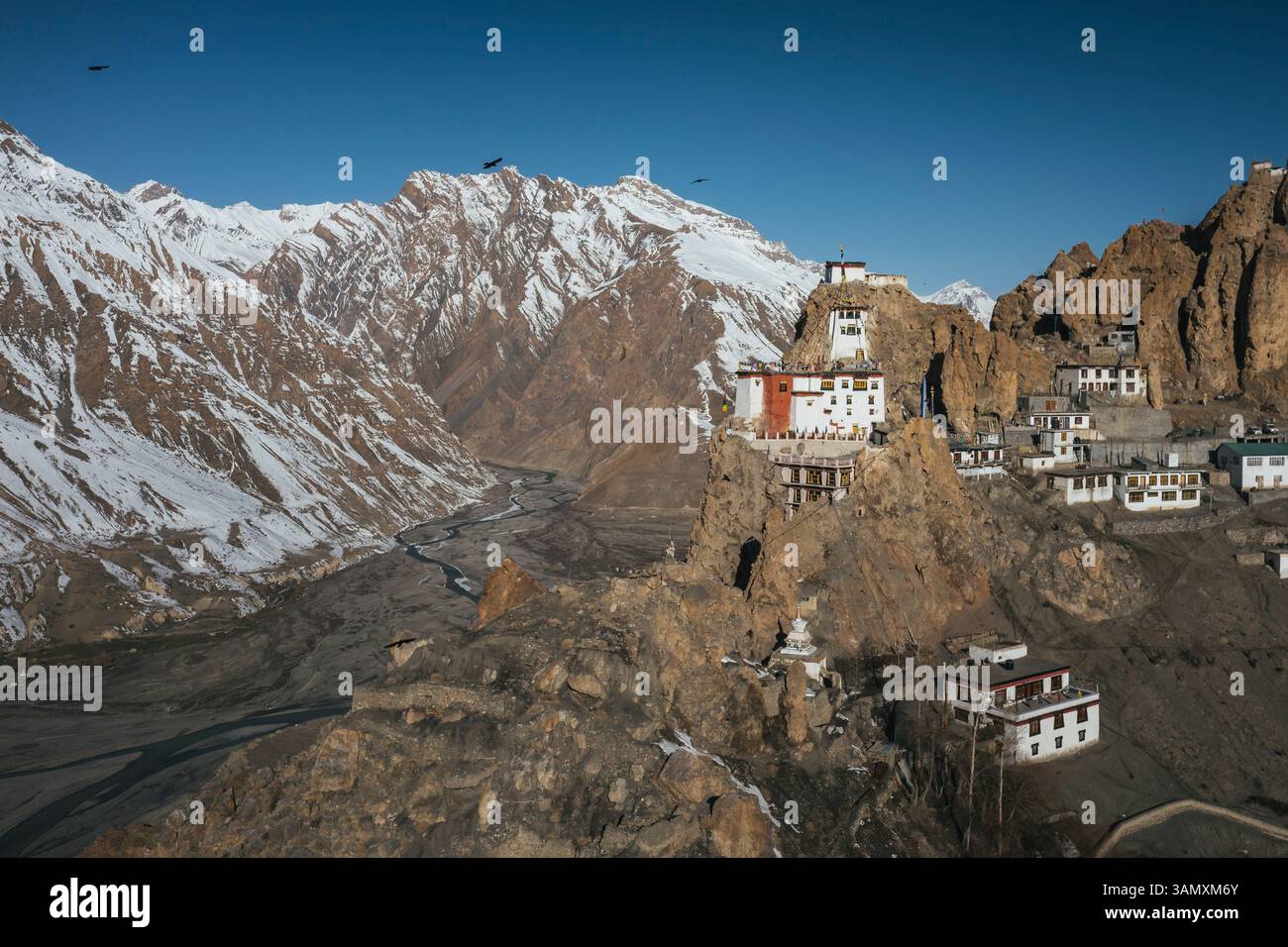 Aus der Vogelperspektive auf das verschneite Dorf und die Bergsiedlung KAZA, Himachal Pradesh, Indien. Stockfoto