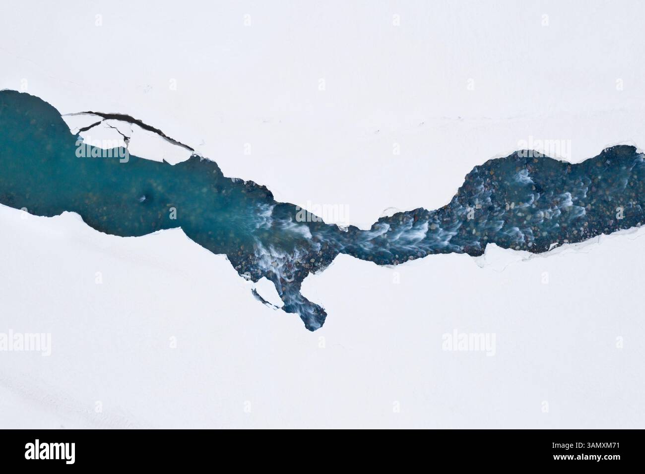 Luftaufnahme des gefrorenen Flusses und der eisigen Landschaft in KAZA, Himachal Pradesh, Indien. Stockfoto