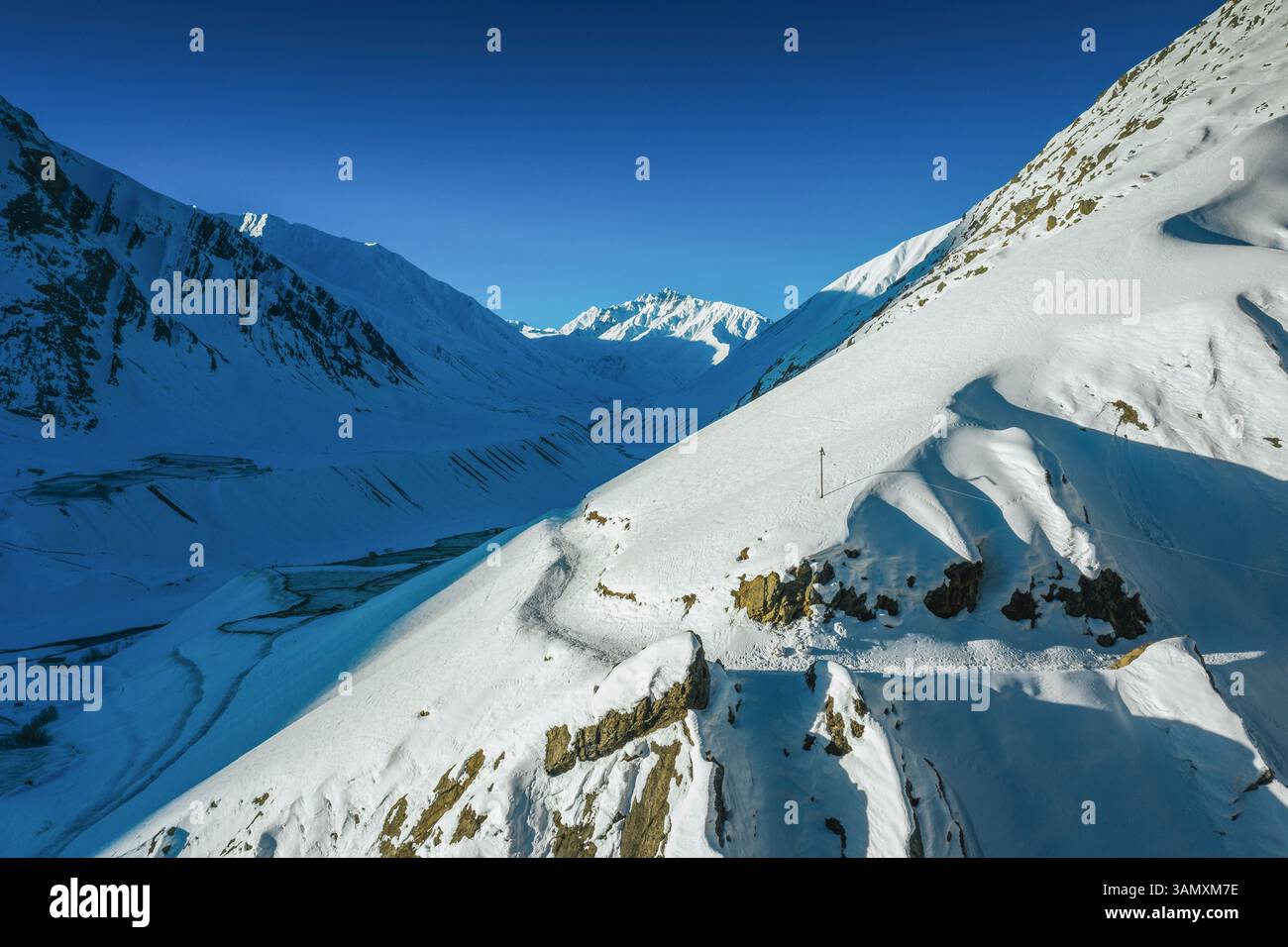 Luftaufnahme der verschneiten Himalaya-Berge in KAZA, Himachal Pradesh, Indien. Stockfoto
