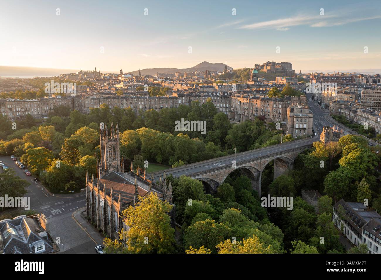 Blick aus der Vogelperspektive auf historische Gebäude, Schloss und Grün bei Sonnenuntergang über Dean Village, Edinburgh, Schottland. Stockfoto